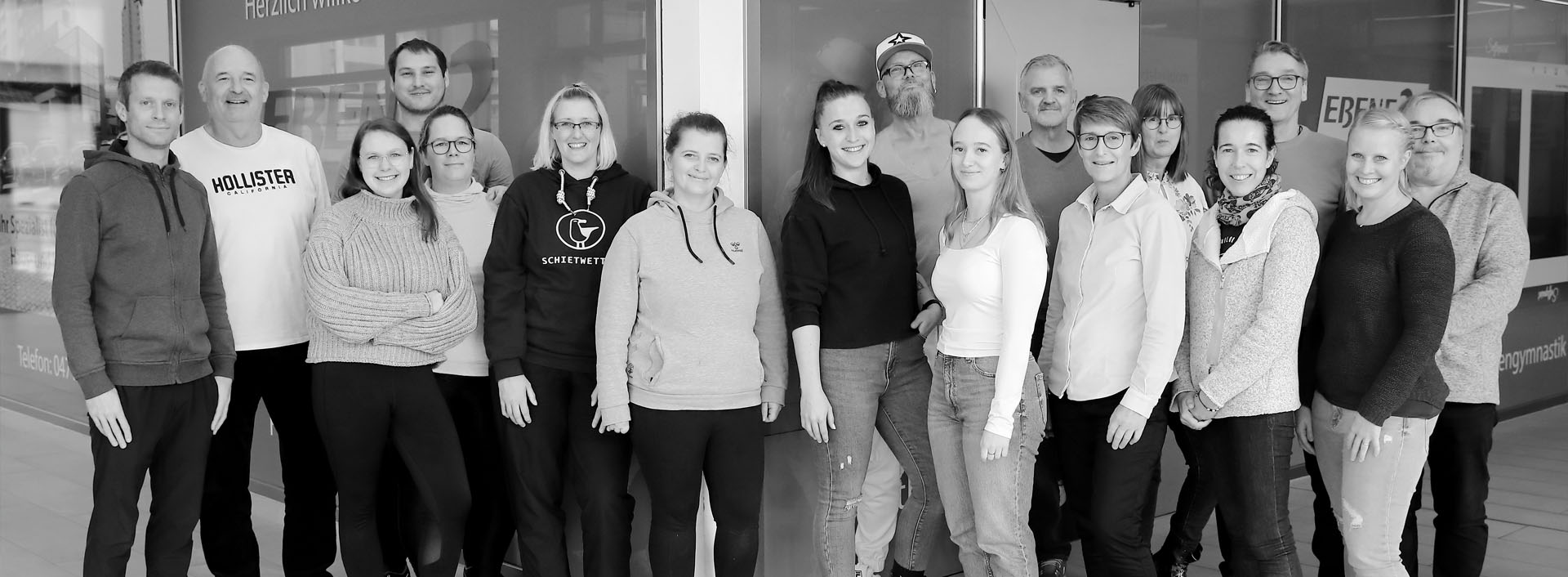 Ein schwarz-weißes Gruppenfoto mit insgesamt 17 Personen bzw. Physiotherapeuten und Physiotherapeutinnen.