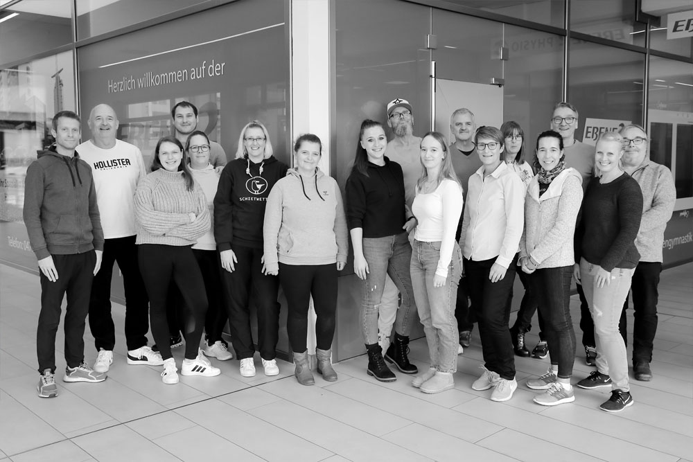 Ein schwarz-weißes Gruppenfoto mit insgesamt 17 Personen bzw. Physiotherapeuten und Physiotherapeutinnen.