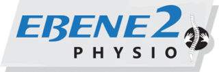 Das Logo von EBENE2 Physio ist ein graues Trapez, auf dem in blauer, moderner Schrift "EBENE2" steht. Darunter findet ihr in schwarzer Schrift "PHYSIO".