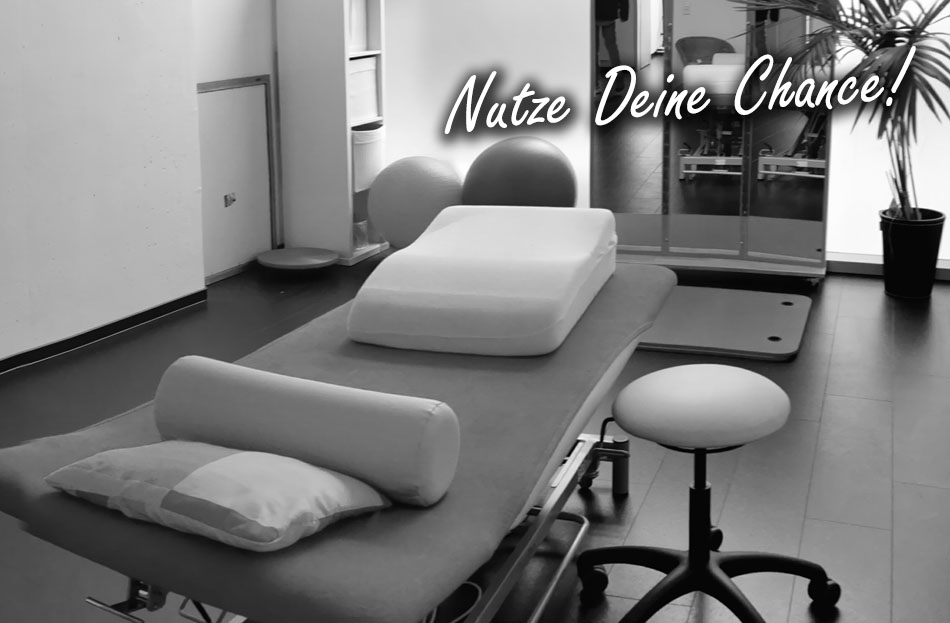 Ein schwarz-weißes Foto von einem Behandlungsraum. Text auf dem Foto "Nutze deine Chance"